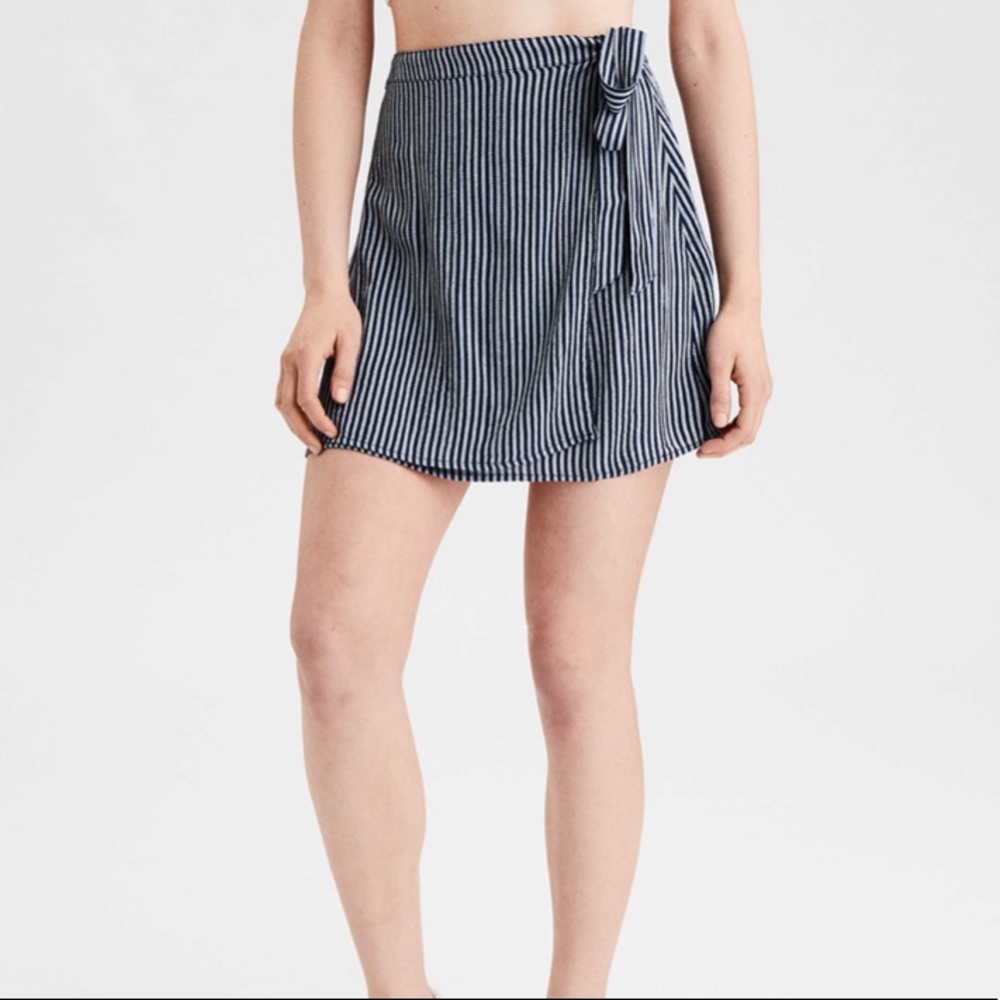 AE wrap and tie mini skirt! Never been worn.